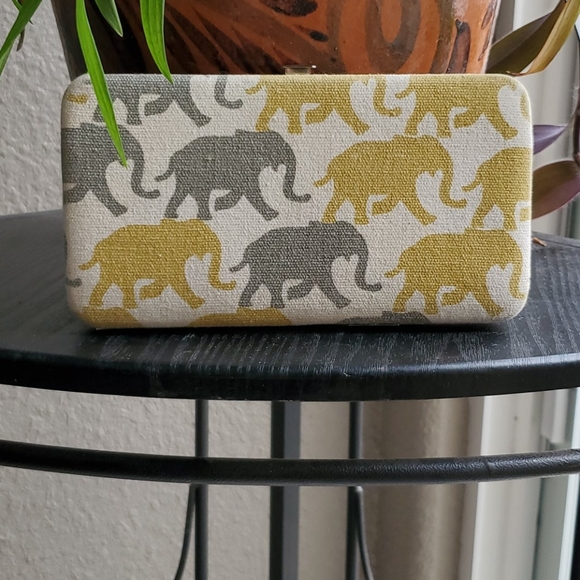 Handbags - Elephant Wallet 🐘
